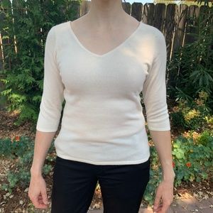 Fitted cashmere V-neck sweater-top